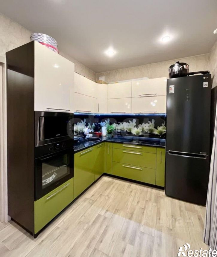 3-комн квартира улица Сакко и Ванцетти, 111,  д. 111