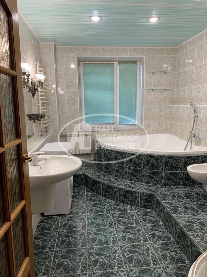 3-комн квартира улица Елькина, 8