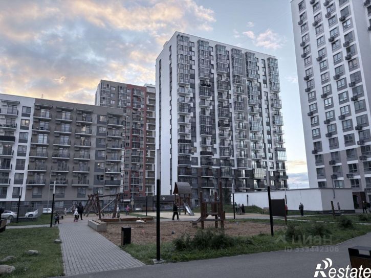 3-комн квартира ул Барамзиной, 32,  д. 32